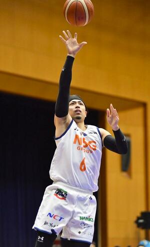 岡山－新潟　シュートする長谷川智伸＝岡山県津山市（新潟アルビレックスＢＢ提供）