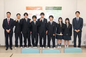 野球の研究を行った塩沢商工高校野球部のメンバーと教員＝南魚沼市泉盛寺