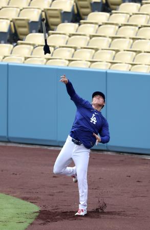試合前に調整するドジャース・山本=ロサンゼルス(共同)