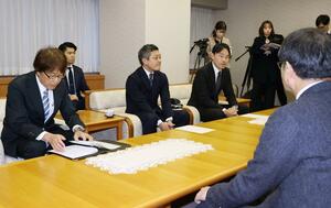 再開発ビルの計画見直しについて中原八一市長に報告する準備組合の幹部ら＝１８日、新潟市役所