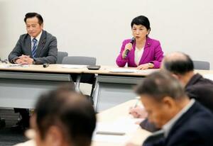 社民党の常任幹事会で発言する福島党首。左はラサール石井副党首=19日午前、国会