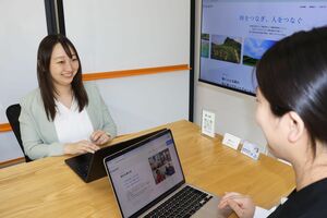 職員と打ち合わせをする北愛子さん=佐渡市河原田本町