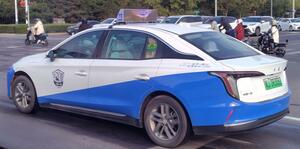 街を走るタクシー。緑色のナンバーは新エネルギー車を示す＝中国河北省