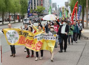 街頭で最低賃金の引き上げなどを訴えたメーデーのデモ行進=5月1日、新潟市中央区
