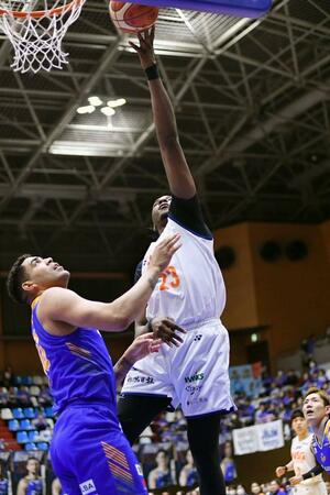 岡山－新潟　シュートするムトンボ（新潟アルビレックスＢＢ提供）