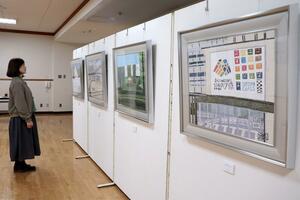 地元の風景などをモチーフにしたはり絵が並ぶ岡田清和さんの新作展=妙高市上町