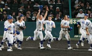 市船橋に勝利し、駆け出す明豊ナイン=甲子園