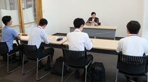 新規採用の国家公務員に講話で体験を語った曽我ひとみさん=佐渡市千種