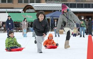 とちお遊雪まつりで行われたそりレース=2月4日、長岡市栃尾宮沢