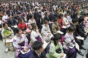 新潟大の卒業式。4月からは、それぞれの道を歩む=3月24日