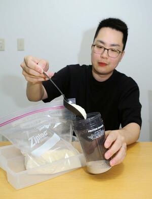 柄が長く、大容量の袋でも粉末がすくいやすいプロテインスプーン=三条市北入蔵2の山谷産業
