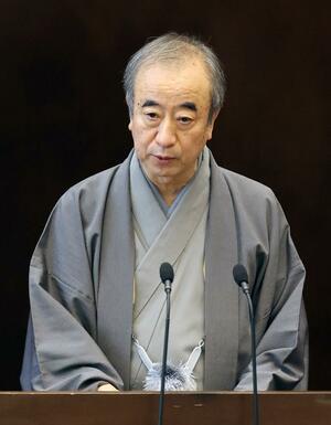 能登半島地震の復旧や、新たな子育て支援事業を盛り込んだ当初予算案について説明する花角英世知事=2月19日、県議会