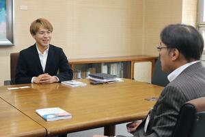 県内の高校に自著を寄贈し、県庁を訪れた中澤利彦さん(左)=9日、県庁