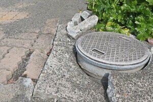液状化現象で砂が吹き出した住宅地=2024年3月、糸魚川市中央1