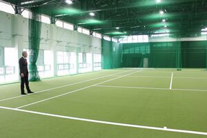 ６月にオープンする「悠久山屋根付き多目的コート」。テニスやフットサル、野球の練習などに活用できる＝長岡市悠久町