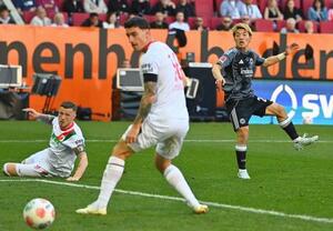 　アウクスブルク戦の後半、ゴールを決めるＥフランクフルトの堂安（右）＝アウクスブルク（共同）