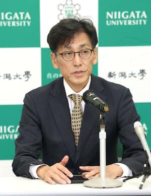 新潟大の新学長に選出され、記者会見する染矢俊幸氏=25日、新潟市中央区