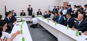 　国会内で開かれた、自民党の小林元経済安保相（奥中央）らによる勉強会＝１１日午後