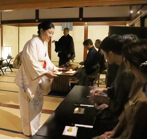 益田孝をしのびながら茶を楽しんだ「佐渡鈍翁茶会」=佐渡市相川広間町
