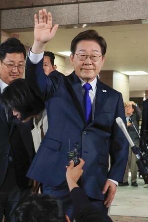 韓国大統領選で当選確実が伝えられ、自宅を出て支持者らに手を振る「共に民主党」の李在明(イジェミョン)前代表=3日夜、ソウル近郊の仁川