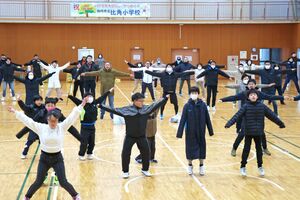 健やかな１年を願って元旦にラジオ体操をした元朝体操会＝柏崎市扇町