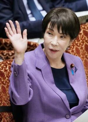 参院予算委で答弁のため挙手する高市首相=15日午後