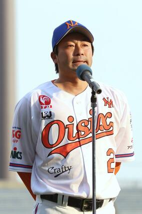 引退のあいさつをする稲葉大樹コーチ