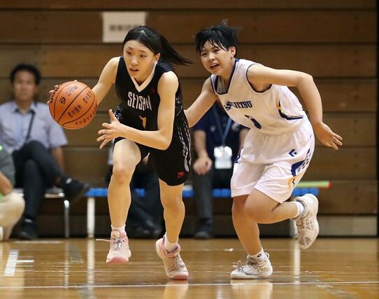 女子予選リーグ　就実（岡山）－新潟清心女　第４クオーター、速攻を仕掛ける新潟清心女の加地百花（左）＝長岡市市民体育館
