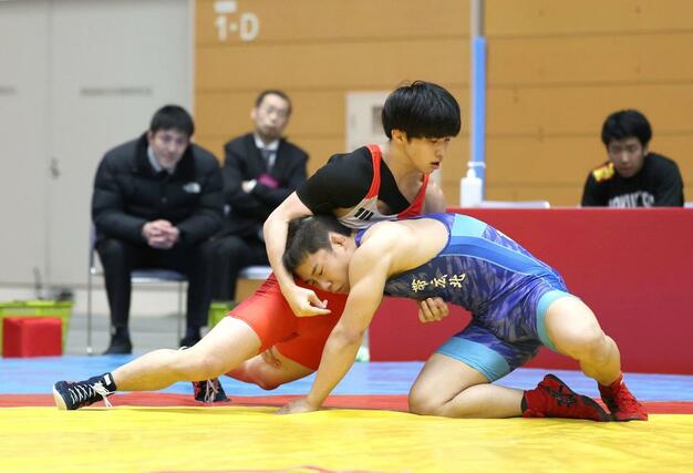 団体戦２回戦　北越－帯広北（北海道）　相手と組み合う川村奏嘉（赤・北越）＝新潟市東総合スポーツセンター