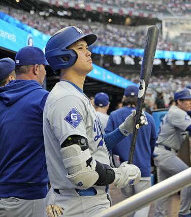ベンチでバットを手に打席に備える米大リーグ、ドジャースの大谷翔平＝９月１５日、アトランタ（共同）