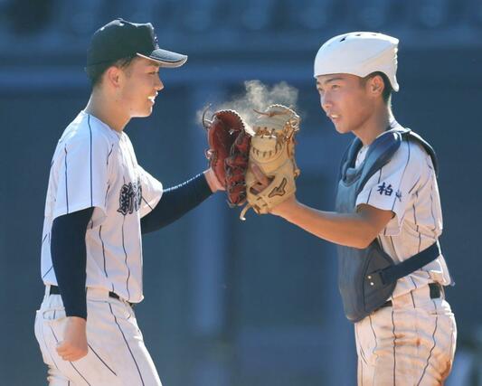 新潟産大付-帝京長岡 2年連続の決勝進出を決め、グラブを合わせて喜ぶ新潟産大付のエース小平乃希(左)と捕手角張奏真=7月24日、新潟市中央区長潟のハードオフ・エコスタジアム