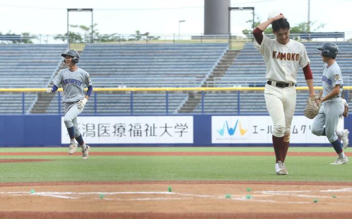 加茂－新潟青陵　延長十回、サヨナラ打を放った新潟青陵の佐藤秀河＝エコスタ