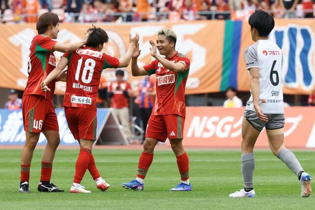 新潟-讃岐 前半終了間際、MFシマブクカズヨシが右足で押し込み1-0=ビッグスワン