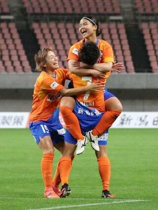 新潟Ｌーノジマ相模原　後半８分、ＦＷ山本結菜（上）が先制点を奪い、仲間と喜び合う＝ビッグスワン