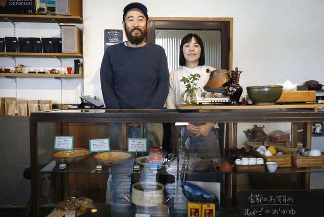 おかゆと中国茶の店「奥泉」を営む斉藤裕樹さん（左）と富士子さん夫妻＝北海道東川町