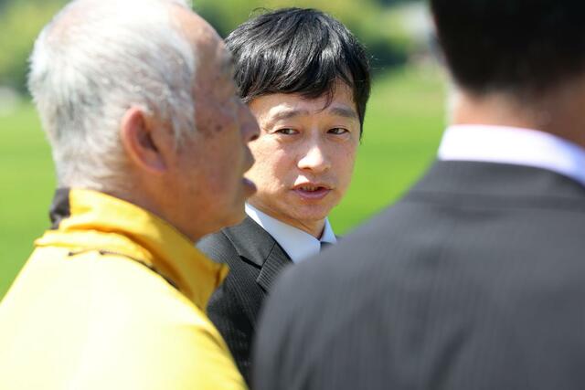 三田市内の水田を視察し、農家から話を聞く上越市の中川幹太市長＝２９日、兵庫県三田市