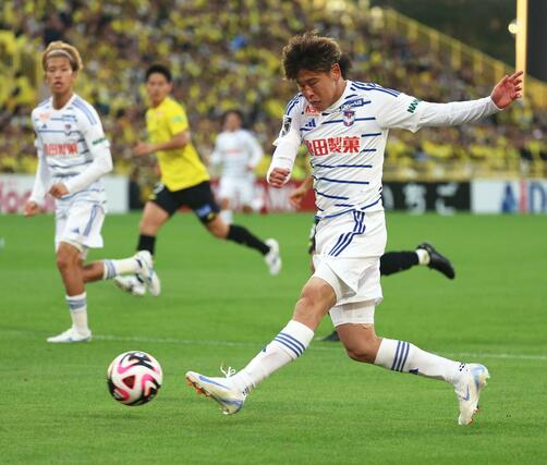 柏－新潟　後半、クロスを上げるＭＦ谷口海斗（右）＝三協Ｆ柏