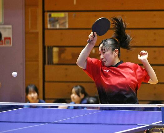 女子団体で優勝した黒埼の主将、笹川彩桜＝７月１２日、小千谷市総合体育館