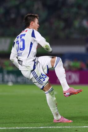 湘南－新潟　後半、ＦＷマテウス・モラエスがミドルシュートを決めて２－５＝レモンガススタジアム平塚