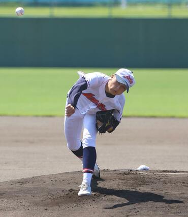 高田－上越　上越の先発投手富澤遙斗＝柏崎市佐藤池