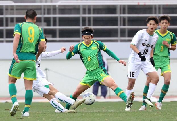 後半、相手のシュートに体を張って守るＭＦ稲垣純（６）ら＝駒場スタジアム