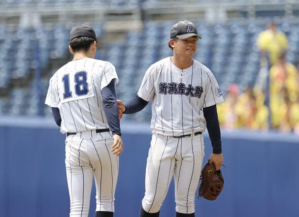 帝京長岡-新潟産大付 4回、新潟産大付の先発宮田塁翔(右)が田中拓朗(18)に引き継ぐ