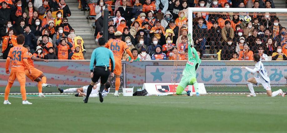 清水-新潟 前半、こぼれ球を詰められ0-1=アイスタ
