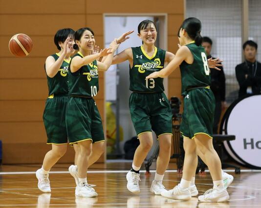 女子決勝　東京学館－新潟産大付　初優勝を果たし、喜ぶ新潟産大付の選手たち＝新潟市東総合スポーツセンター（写真映像部・大橋奎介）