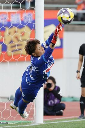 新潟Ｌ－三菱重工浦和Ｌ　ＰＫ戦　ＧＫ高橋智子が３人目のシュートを阻止しようとするも失敗＝２５日、新潟市陸上競技場