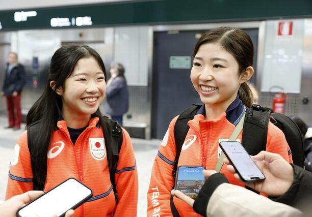 イタリア・ミラノのマルペンサ空港に到着し、取材に応じる中井亜美（左）と千葉百音＝１０日（共同）