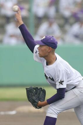 新潟明訓－東京学館　２番手で登板した東京学館の河住柊哉＝９月６日、新発田市五十公野公園野球場