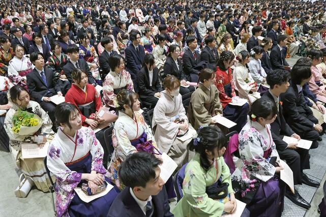 約３０００人が巣立った新潟大の卒業式＝３月２４日、新潟市中央区