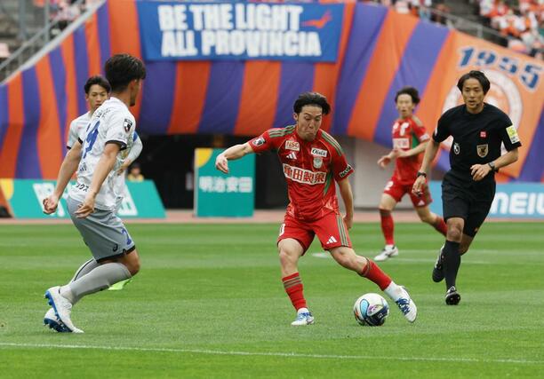 新潟－今治　後半、左足でシュートするＭＦ奥村仁＝ビッグスワン