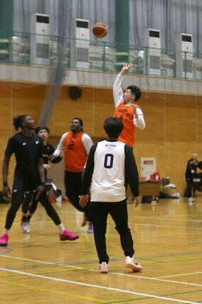 敵地品川戦に向けて練習する新潟の選手たち＝弥彦村